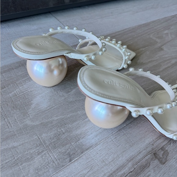 Cult Gaia
Ilona Pearl-Embellished Leather Sandals - Picture 9 of 15
